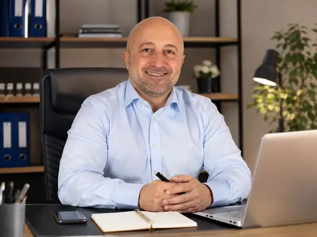 Rodolfo Olivieri stratega d'impresa in ufficio Rodolfo Olivieri stratega d'impresa in ufficio